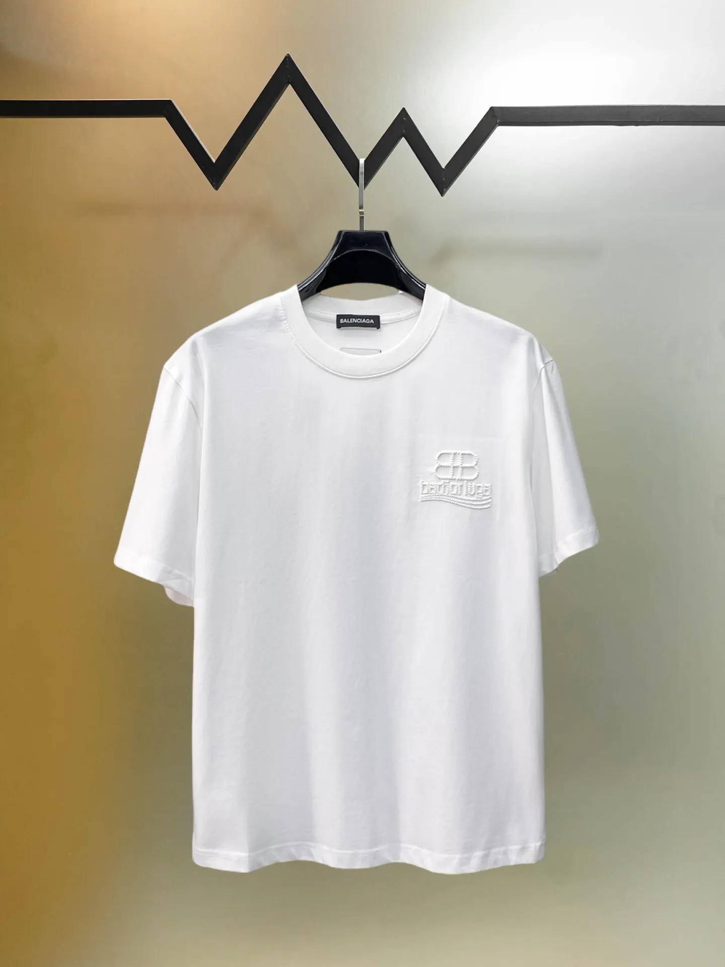 Balenciaga's high-end top-quality products 🐮2026 Spring and Summer New Arrival first counter, the latest New Arrival short-sleeved round neck T-shirt, Premium customized design, avant-garde and fashionable! Brand logo heavy craftsmanship design Premium customized 260g fabric. Soft to the touch. Comfortable to wear. Counter-level exquisite stitching. Fine workmanship. The upper body effect is incomparably handsome! A must-have item for men and women with the same style! Sizes: S~XXL When placing an order, please state your height and weight. The maximum wearing size is 210 pounds (one size larger)